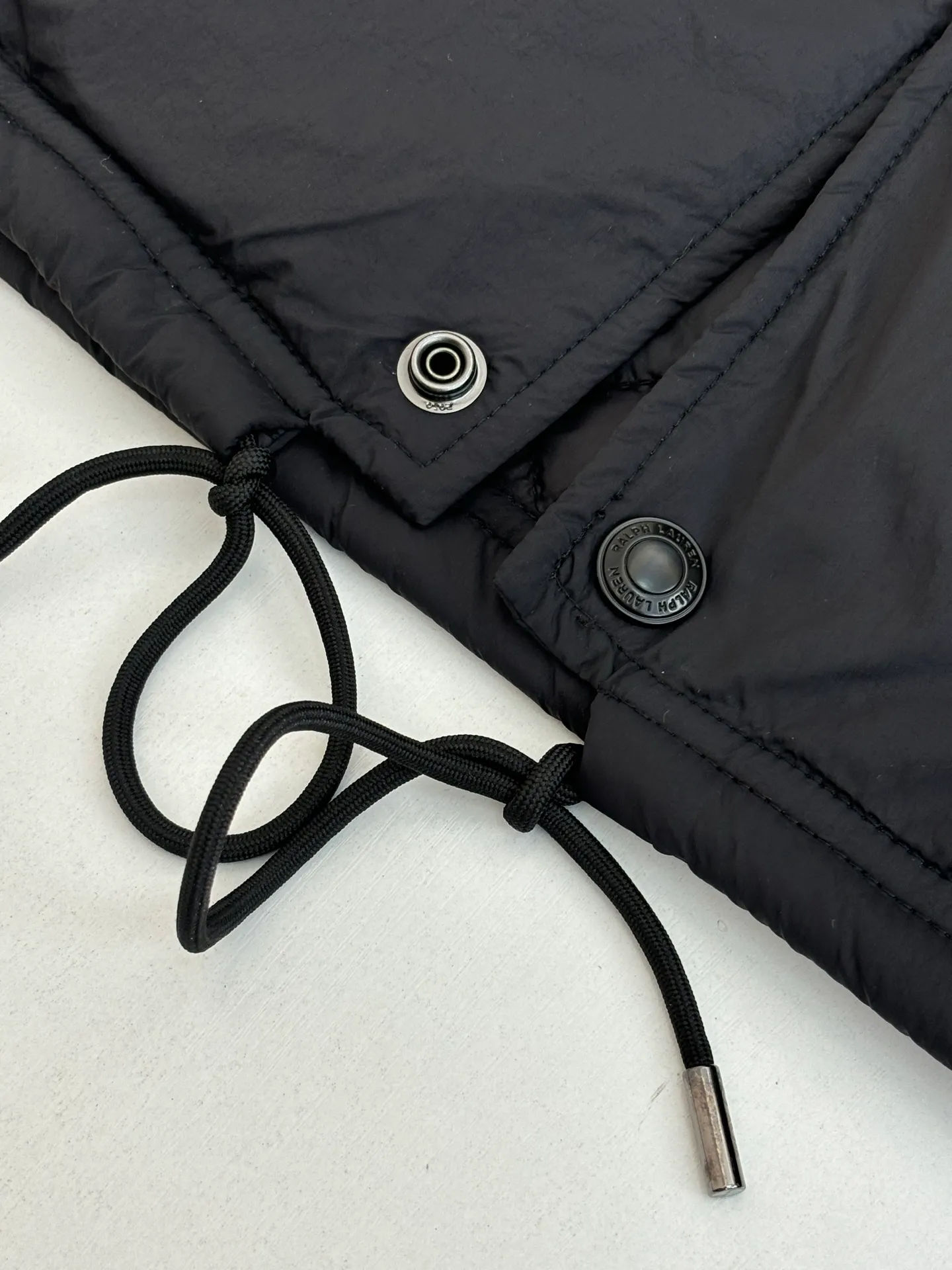 P670 Ralph Laure*/Ralph Lauren 25FW red label thin cotton coach jacket. The surface material is made of high-density nylon taffeta with a density of about 210T-300T. The surface is smooth and slightly matte. It has excellent windproof and waterproof performance (with DWR water-repellent treatment). It has strong wrinkle resistance and is easy to care for. It is in line with the positioning of American casual "durable and practical". Lining: Lightweight cotton-polyester blend lining (65% Polyester + 35% Cotton) Embroidery positioning: Precisely position through the template (12cm from the bottom of the neckline, 8cm from the placket) to ensure left and right symmetry and centering.  Size：S/M/L/XL